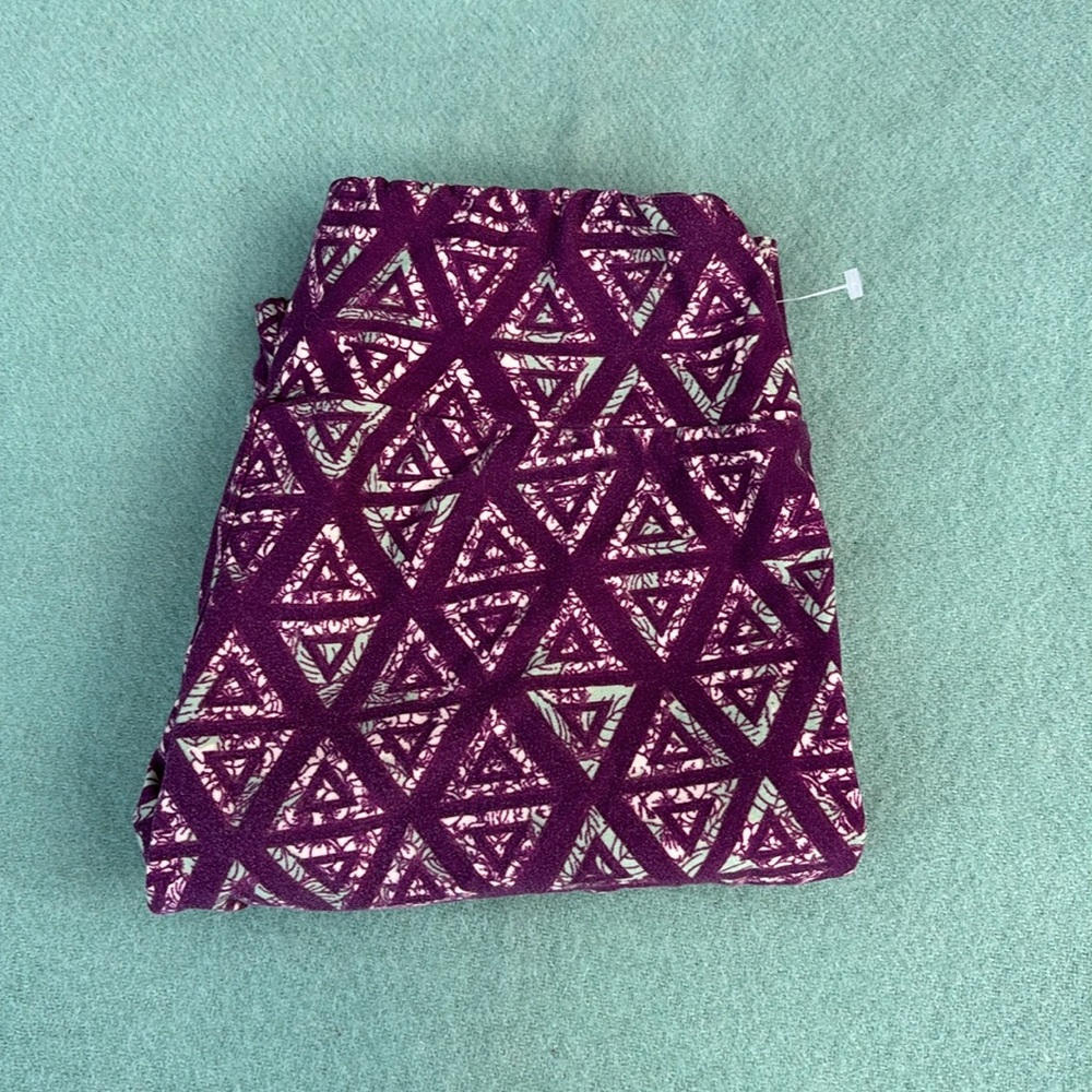 LuLaRoe Purple and White Patterned Geometric Triangle Diamonds Leggings OS (7)